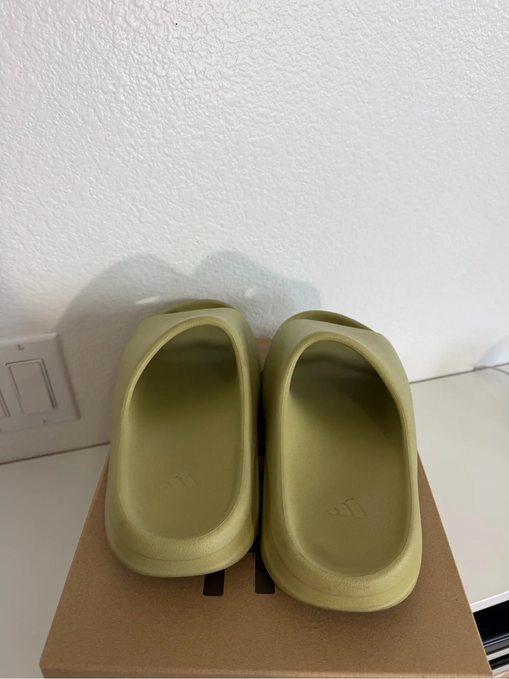 Adidas Yeezy Slide Resin Mens 8 Slides